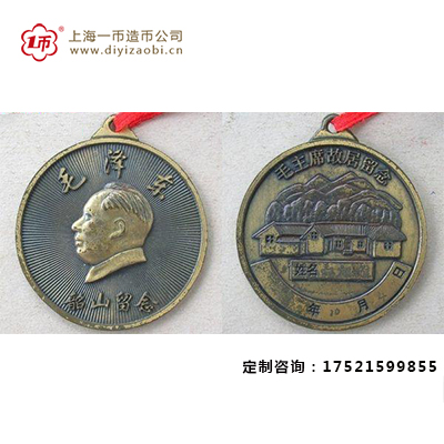 哪个版本的毛主席金银纪念金银币价格更昂贵？